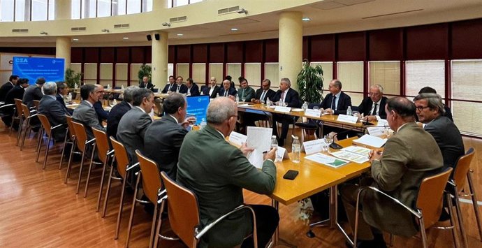 Javier González de Lara y Jorge Paradela han presidido la reunión sobre la evolución de la industria andaluza.
