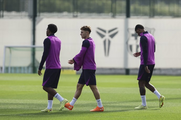 Fermín López, Alejandro Balde y Marcus Rashford durante el entrenamiento del FC Barcelona previo al duelo contra el Olympiacos de la Champions 25-26
