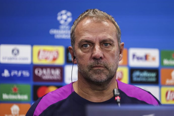 Hansi Flick, técnico do FC Barcelona, participa de sua coletiva de imprensa durante o dia de treinamento do FC Barcelona antes da partida de futebol da UEFA Champions League 2025/26 contra o Paris Saint-Germain na Ciudad Esportiva Joan Gamper em 30 de set