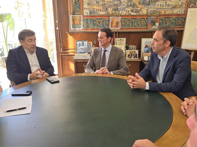 El CEO de Vodafone España, José Miguel García, el presidente de la Diputación, Javier Aureliano García, y el alcalde de Antas, Pedro Ridao.