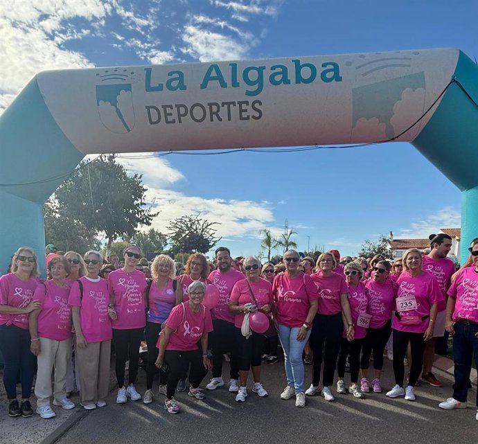 Corredores en la marcha solidaria contra el cáncer de mama en La Algaba celebrada este 19 de octubre.
