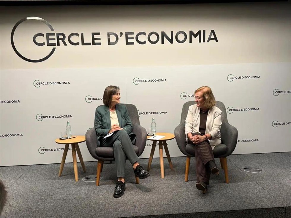 La presidenta del Cercle d'Economia, Teresa Garcia-Mil, y la presidenta de Airef, Cristina Herrero.