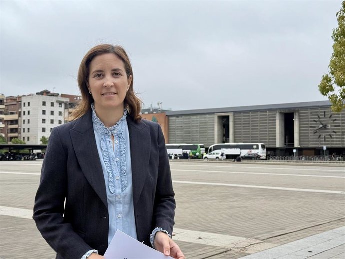 La senadora del PP por Córdoba Cristina Casanueva ante la estación de tren.