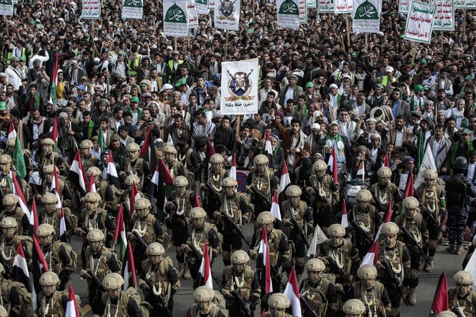 Archivo - FILED - 29 August 2025, Yemen, Sanaa: Yemen's Houthi fighters and supporters hold a demonstration against the United States and Israel following the recent Israeli airstrikes on the Yemeni capital and Israel's ongoing military operations in Gaza