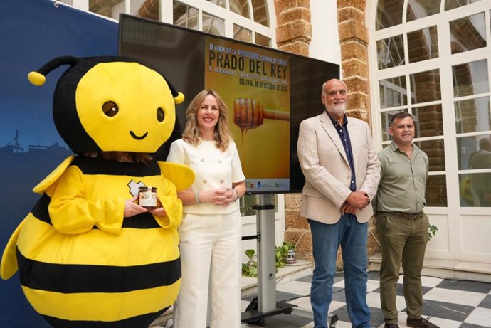 Vanesa Beltrán o Javier Vidal en la presentación de la Feria de la Apicultura de Prado del Rey.