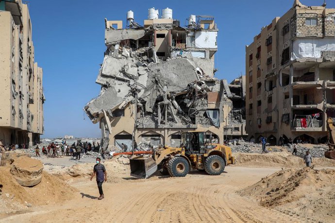 GAZA, 19 de outubro de 2025 -- Uma escavadeira é usada na busca de corpos de reféns israelenses na cidade de Khan Younis, no sul da Faixa de Gaza, em 17 de outubro de 2025. As Brigadas Al-Qassam, a ala militar do Hamas, disseram no domingo que haviam enco