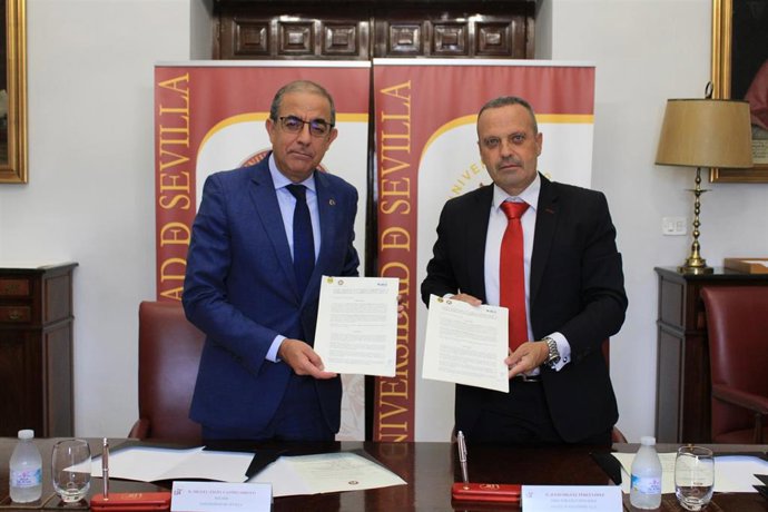 El rector de la US Miguel Ángel Castro y el CEO de Soltel Julio Miguel Pérez López firman un convenio para la creación de la Cátedra Soltel de IA y Derecho Público