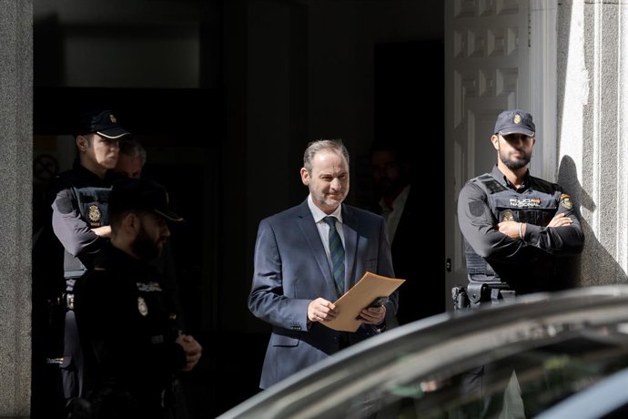 El exministro de Transportes José Luis Ábalos a su salida del Tribunal Supremo, el pasado 15 de octubre  en Madrid (España).