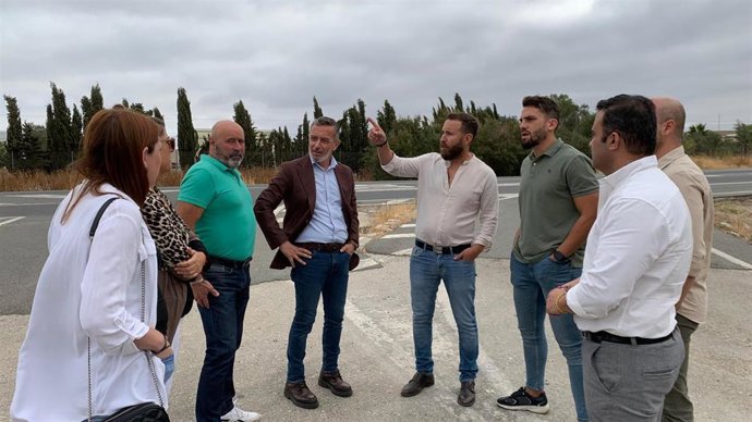 El secretario de Organización del PSOE de Sevilla, Rafael Recio, acompañado del alcalde de El Coronil, José López Ocaña, el regidor de Montellano, Francisco Gil, y el alcalde de El Palmar de Troya, Juan Carlos González.