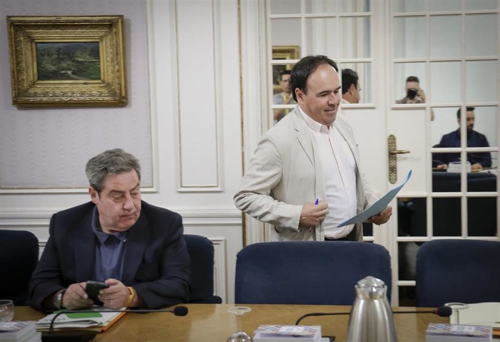 Archivo - El síndic de Vox en Les Corts, José M Llanos, y el del PP, Juanfran Pérez Llorca, en la junta de síndics