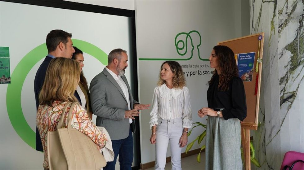 La diputada de Vox por Málaga en el Parlamento de Andalucía Purificación Fernández y el portavoz de Vox en el municipio malagueño de Fuengirola y en la Diputación de Málaga, Antonio Luna, en una reunión en AECC en Fuengirola