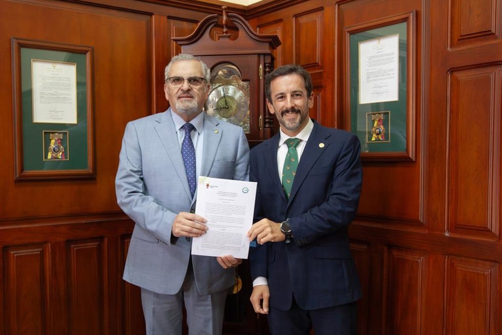 El vicerrector de Internacionalización y Compromiso Global de la ULE, José Alberto Benítez Andrades (izquierda), con el rector de la Universidad UTE de Ecuador, Ricardo Hidalgo, en Quito.