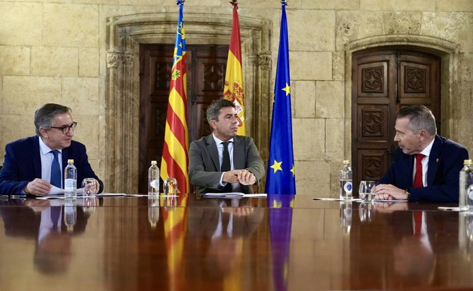 O Presidente da Generalitat Valenciana, Carlos Mazón, e o Reitor da Universidade Politécnica de Valência (UPV), José Esteban Capilla, durante uma reunião no Palau de la Generalitat, em 20 de outubro de 2025, em Valência, Comunidade Valenciana (Espanha).