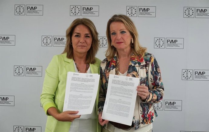 La vicepresidenta primera y consellera de Servicios Sociales, Igualdad y Vivienda, Susana Camarero, y la presidenta de la FVMP, Paqui Bartual