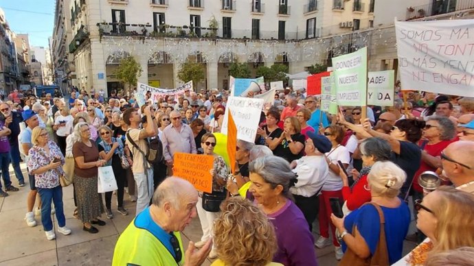 Una protesta exige retomar los talleres para mayores y Barcala se compromete a "agilizar" el proceso