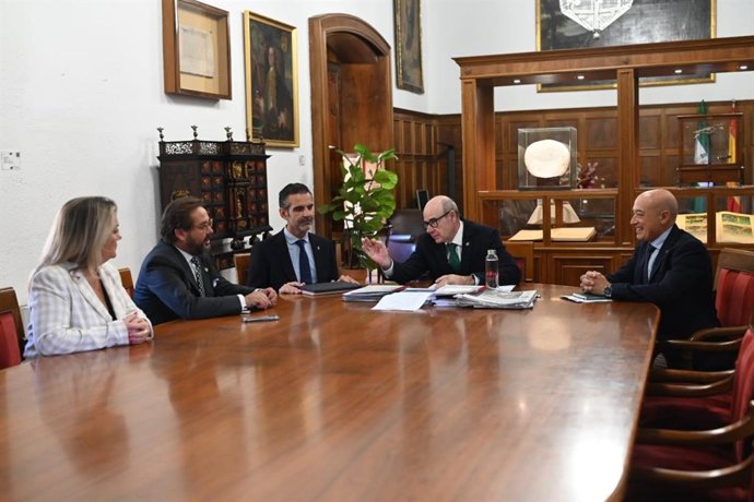 De izquierda a derecha, los delegados de Agricultura de la Junta en Granada, Carmen Lidia Reyes, y del Gobierno andaluz, Antonio Granados, el consejero de Agricultura, Ramón Fernández-Pacheco, el rector, Pedro Mercado, y su gerente, Miguel Ángel Guardia