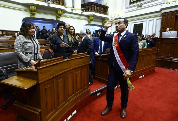 LIMA, 10 de outubro de 2025 -- O líder do Congresso do Peru, José Jeri (à direita, na frente), cumprimenta o público após tomar posse como presidente do país durante uma cerimônia no Congresso do país em Lima, Peru, em 10 de outubro de 2025.   Jeri foi em