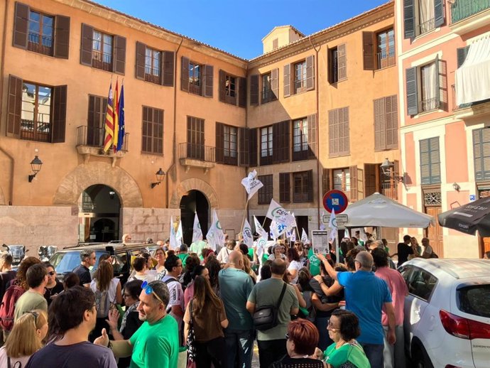 Trabajadores de la Fundación para la Dependencia se concentran frente a la sede de la Conselleria de Familias, Bienestar Social y Atención a la Dependencia.