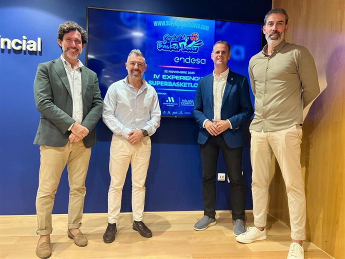 El diputado provincial de Deportes de Málaga, Juan Rosas, el concejal de esta área de Fuengirola, Julio Alberto Rodríguez; el también diputado provincial y edil de Fuengirola Francisco José Martín, junto al exbaloncestista Berni Rodríguez.