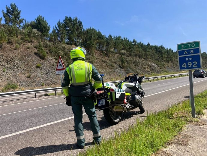 Archivo - Guardia Civil de Tráfico en la Autovía del Cantábrico, A-8