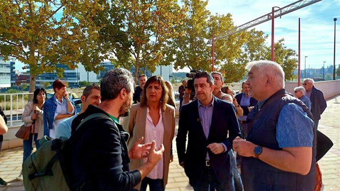 Iván Carpi y Lola Ranera este lunes en el barrio zaragozano de Rosales del Canal.