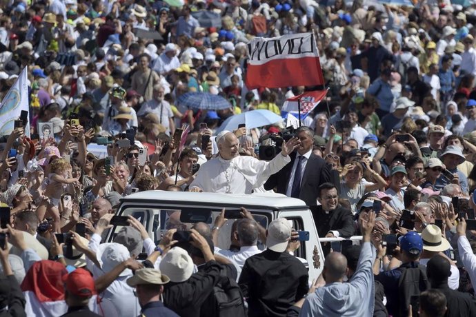 Archivo - El Papa León XIV en la Plaza de San Pedro del Vaticano.