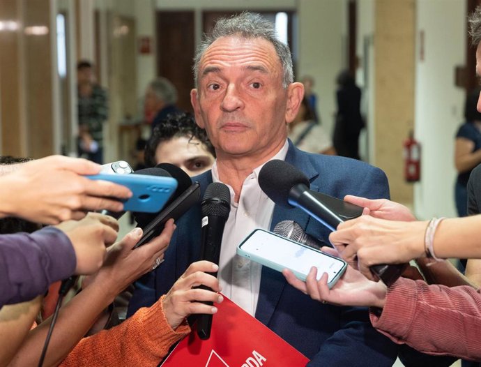 El portavoz de IU en el Congreso de los Diputados, Enrique Santiago, en una atención a medios.