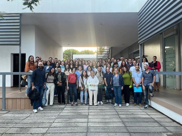 Foto de familia de la directora de la Sede de La Rábida, María de la O Barroso, con el alumnado del Máster.