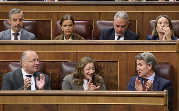 El secretario general del PP, Miguel Tellado; la portavoz del PP en el Congreso, Ester Muñoz, y el presidente del Partido Popular, Alberto Núñez Feijóo, durante una sesión plenaria, en el Congreso, a 16 de octubre de 2025, en Madrid (España). 