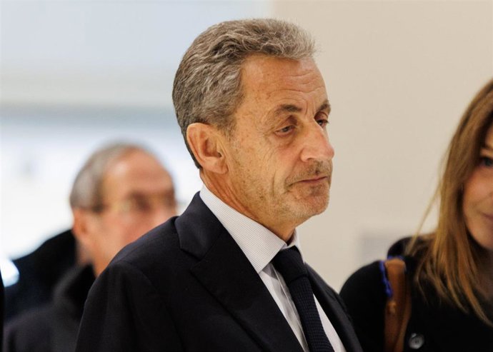 El expresidente francés Nicolas Sarkozy abandona la sala tras ser condenado en un tribunal de París