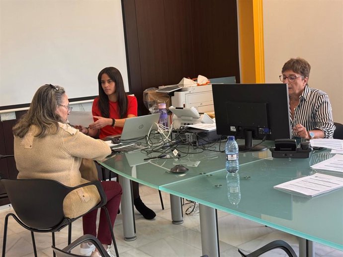 Punto de atención habilitado por el Ayuntamiento de San Javier para atender y asesorar a vecinos afectados por las inundaciones y el corte de agua derivados de la dana Alice