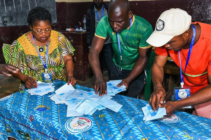 Recuento de las elecciones presidenciales del 12 de octubre en Camerún en un colegio electoral de la capital, Yaundé (archivo)