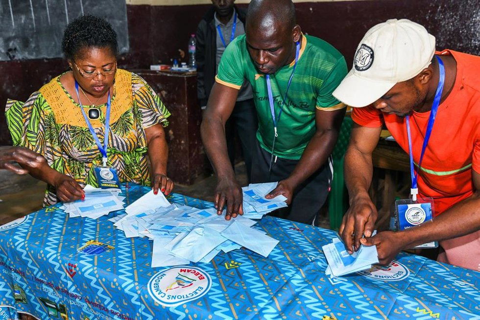 Recuento de las elecciones presidenciales del 12 de octubre en Camerún en un colegio electoral de la capital, Yaundé (archivo)
