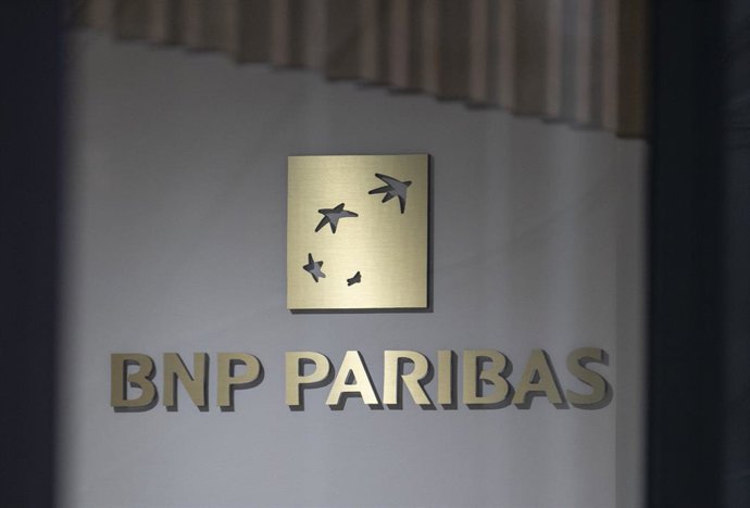 Archivo - FILED - 25 de janeiro de 2023, Hessen, Frankfurt_Main: O logotipo do BNP Paribas é retratado em um edifício em Frankfurt. Foto: Boris Roessler/dpa