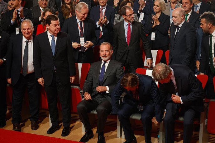 El Rey Felipe VI (c) durante la inauguración del XXVIII Congreso Nacional de la Empresa Familiar en el Fórum Evolución Burgos, a 20 de octubre de 2025, en Burgos, Castilla y León (España). Junto al Rey, el presidente de la Junta.