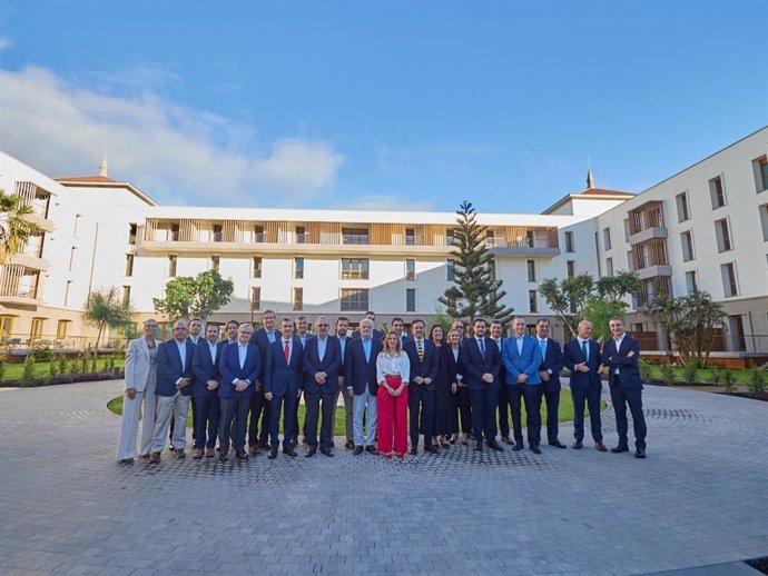 Autoridades políticas y empresarios en la reapertura del Hotel Taoro