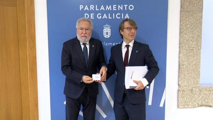 El conselleiro de Facenda, Miguel Corgos, ha entregado este lunes el proyecto de presupuestos de la comunidad para el año que viene al presidente de la Cámara autonómica, Miguel Santalices, que ahora inician su tramitación parlamentaria