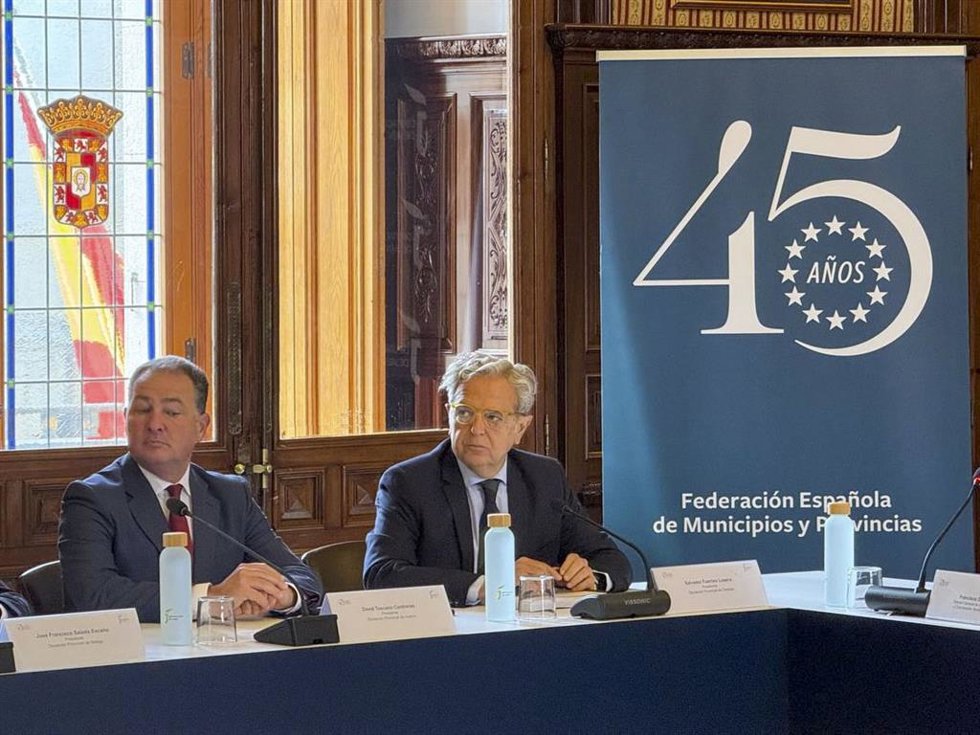 El presidente de la Diputación de Córdoba, Salvador Fuentes (dcha.), en la reunión del Consejo de Diputaciones Provinciales, Cabildos y Consejos Insulares de la FEMP.