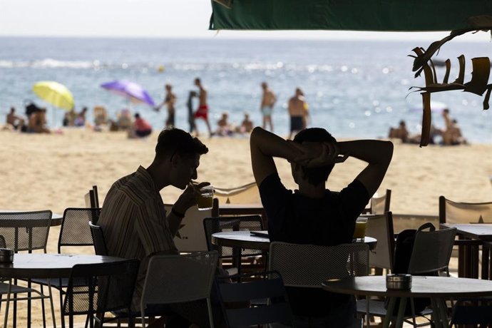 Dues persones en una guingueta de platja