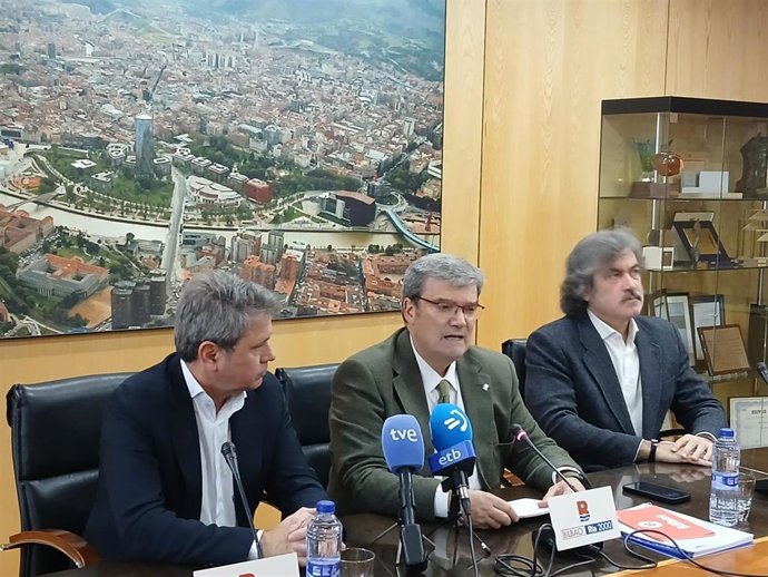 El presidente de Bilbao Ría 2000 y alcalde de Bilbao, Juan Mari Aburto, y el secretario de Estado de Transportes y Movilidad Sostenible y vicepresidente de la sociedad, José Antonio Santano, en rueda de prensa.