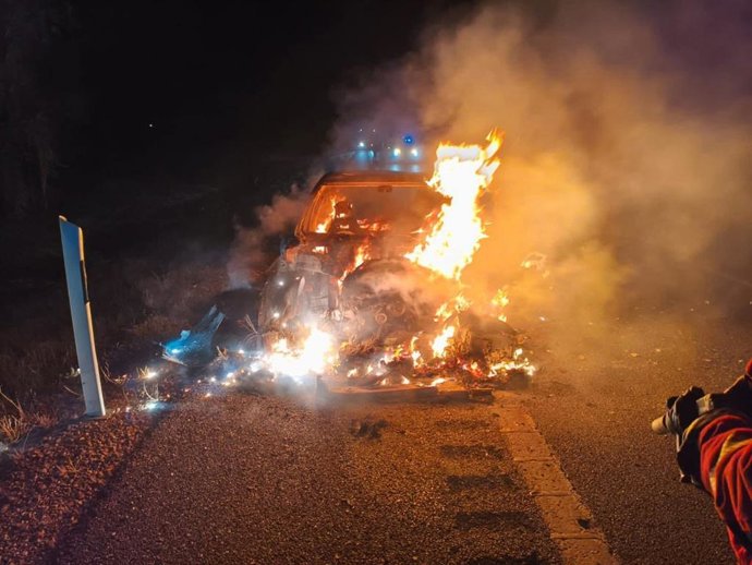 Bomberos del SEPEIS de la Diputación de León intervienen en la extinción del incendio de un vehículo en la A-231.