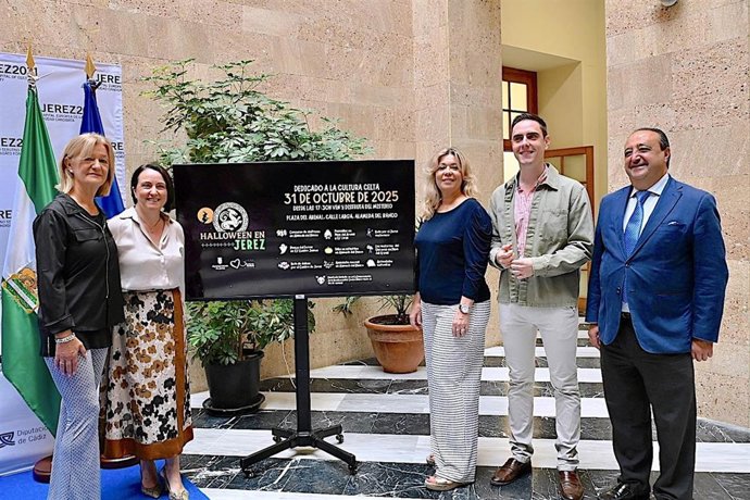 El teniente de alcaldesa de Coordinación de Servicios Públicos en el Ayuntamiento, Jaime Espinar, y los delegados de Cultura, Comercio y Consumo y Participación Ciudadana, Francisco Zurita, Nela García y Carmen Pina, respectivamente, presentan Halloween