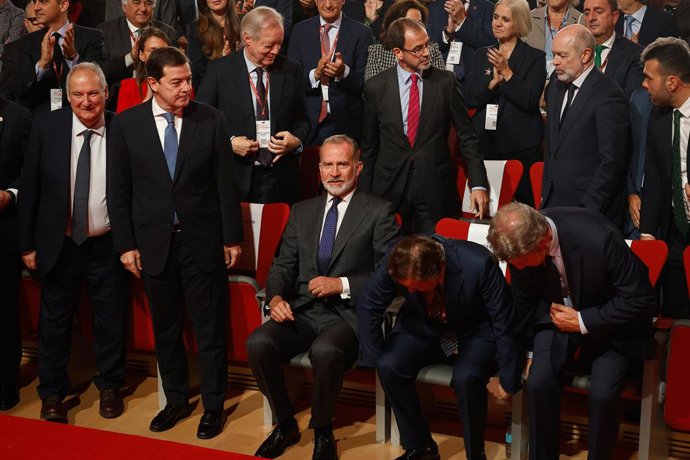 El Rey Felipe VI (c) durante la inauguración del XXVIII Congreso Nacional de la Empresa Familiar en el Fórum Evolución Burgos, a 20 de octubre de 2025, en Burgos, Castilla y León (España). El Instituto de la Empresa Familiar es una organización empresaria