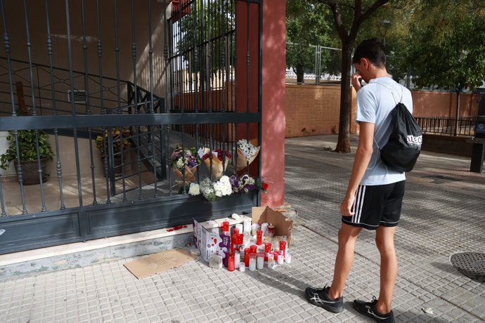Recordatorios en memoria de la joven de 14 años precipitada en Sevilla este miércoles.