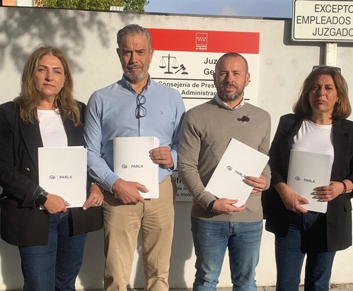 Ediles del PP de Parla con la denuncia registrada en Fiscalía