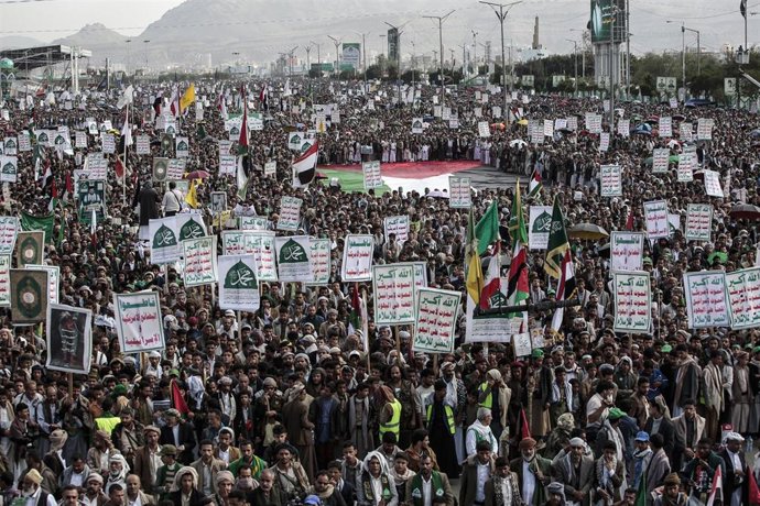 Archivo - Manifestación en apoyo a los rebeldes hutíes en Saná, Yemen