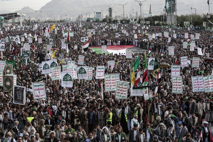 Archivo - FILED - 29 de agosto de 2025, Iêmen, Sanaa: Os combatentes e apoiadores Houthi do Iêmen realizam uma manifestação contra os Estados Unidos e Israel após os recentes ataques aéreos israelenses na capital do Iêmen e as operações militares em andam
