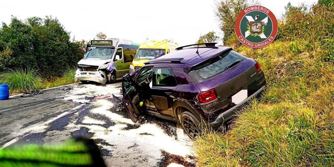 Choque entre un autobús y un coche en Castro