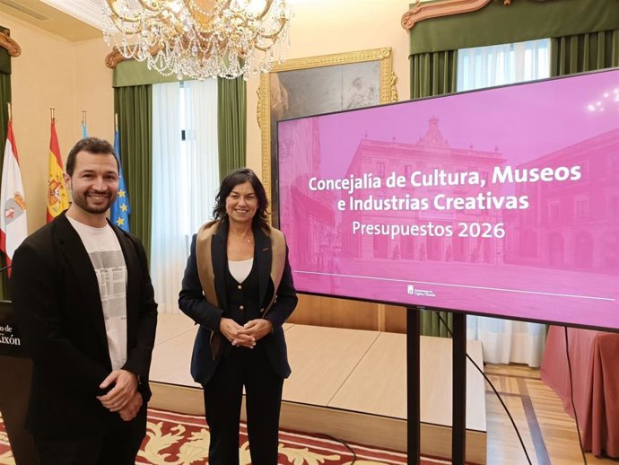 La concejala de la Concejalía de Cultura, Museos e Industrias Creativas del Ayuntamiento de Gijón, Montserrat López Moro, presenta los presupuestos de 2026 junto al director de la Fundación Municipal de Cultura de Gijón (FMC), Aitor Martínez.