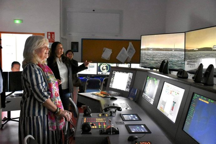 La delegada de la Junta de Andalucía en Cádiz, Mercedes Colombo, en una visita al Centro Público Integrado de Formación Profesional Marítimo Zaporito de San Fernando